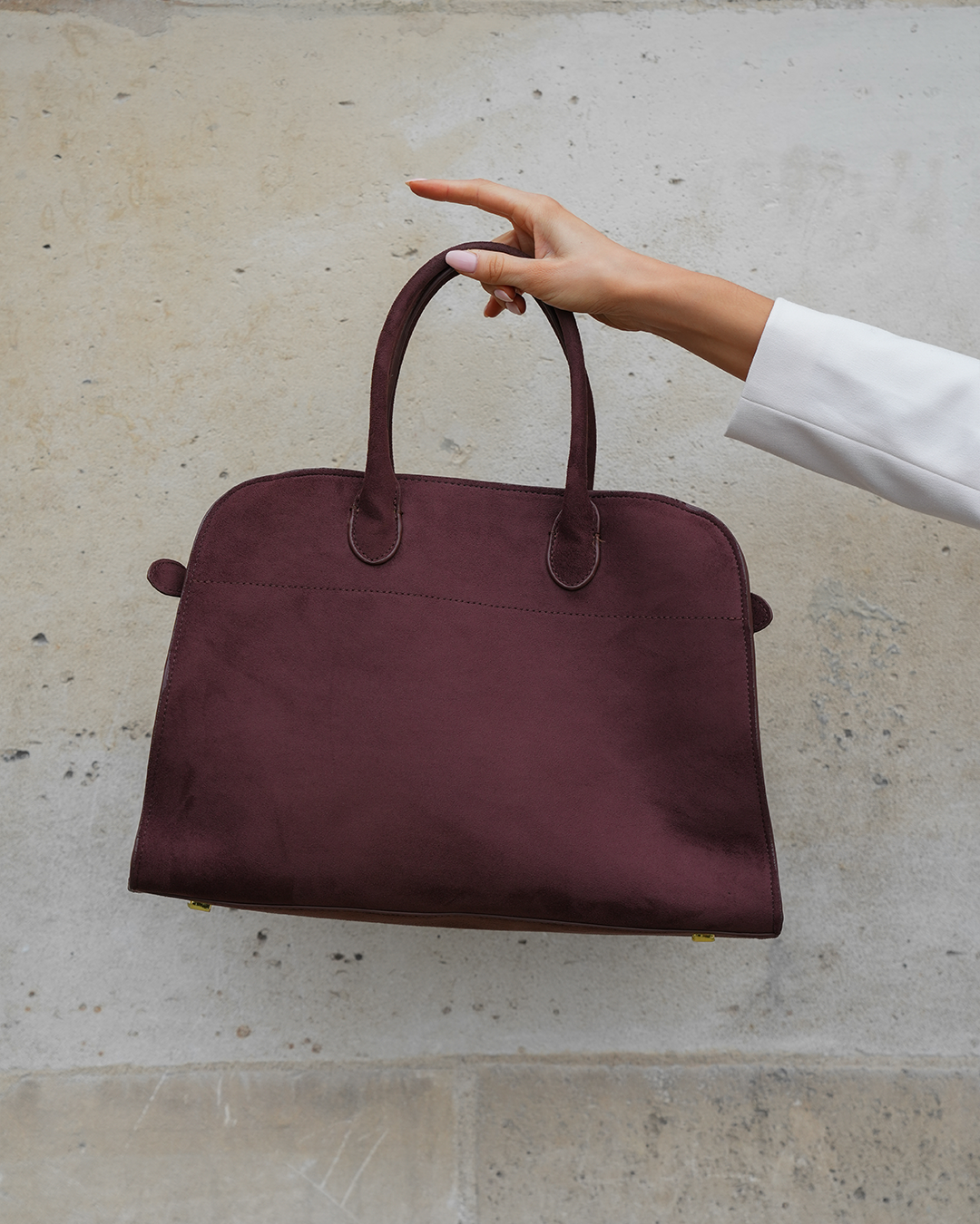SOERA Kampagnenbild einer burgunderfarbenen Handtasche