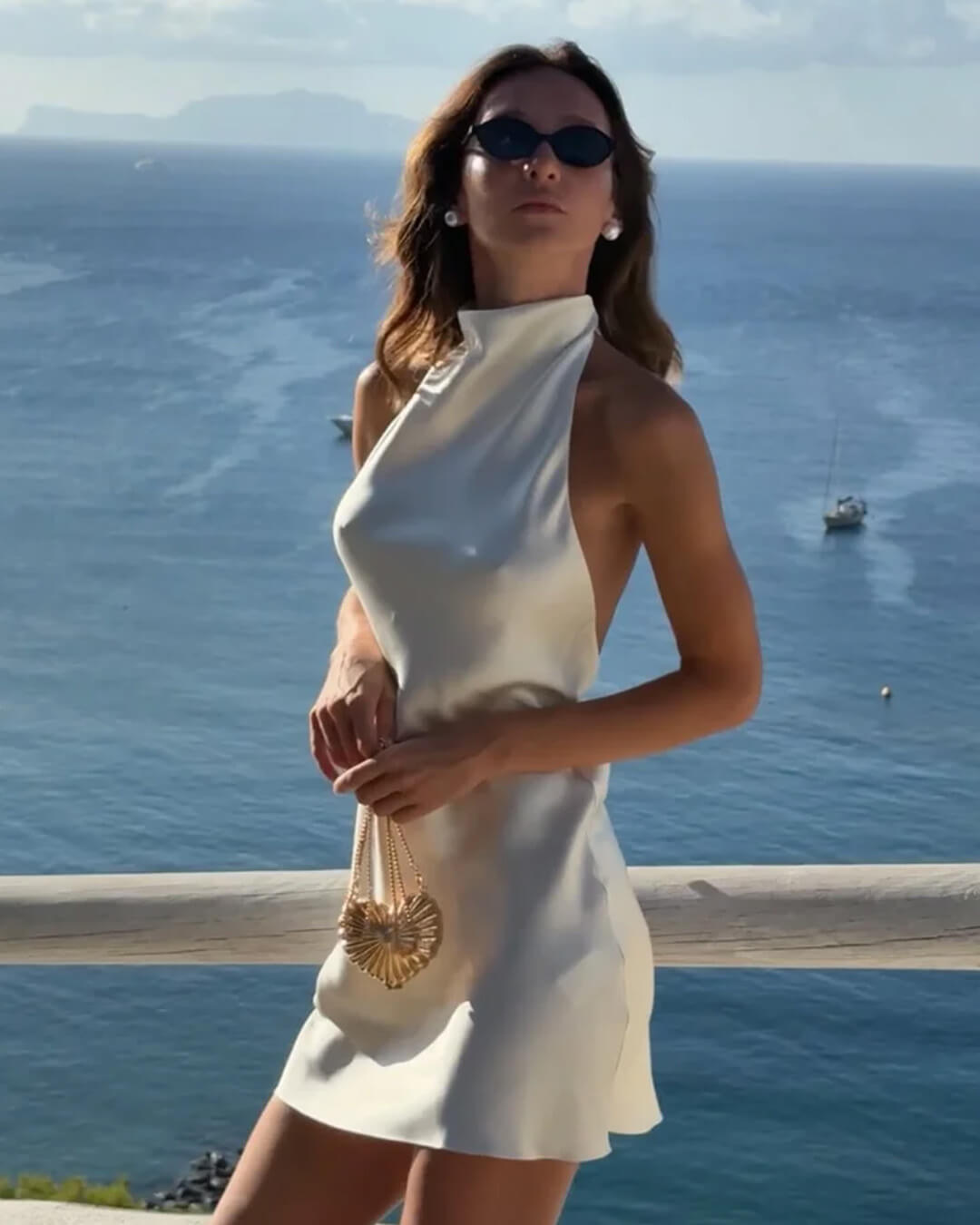 Bianca vestito corto in raso scollato dietro