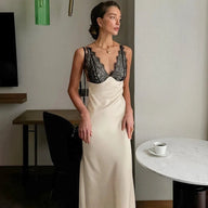 Emily Abendkleid mit V-Ausschnitt und Spitzen-Patchwork