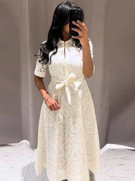 Merida Midikleid mit Stickerei und Gürtel