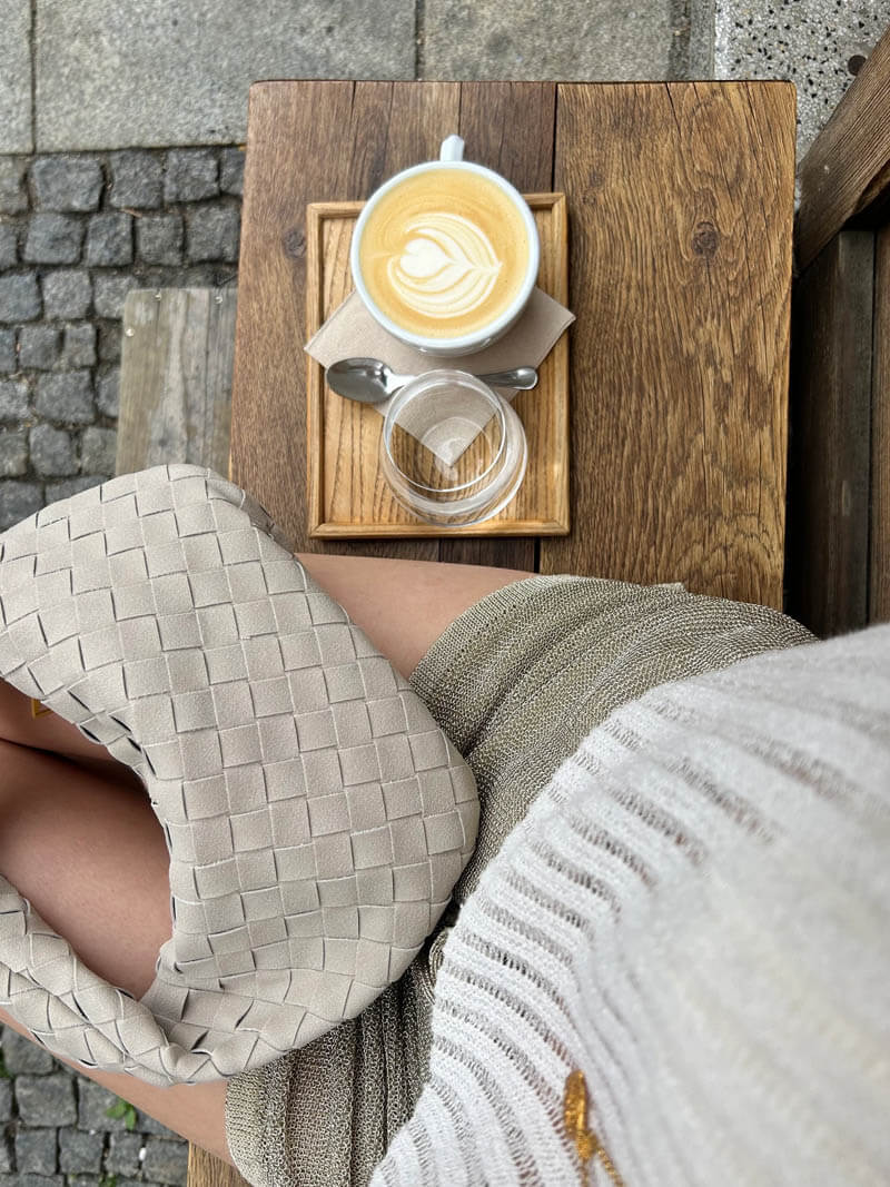 Geflochtene Mini-Handtasche aus Kunstvelours