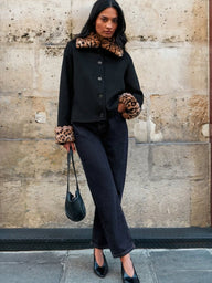 Anne Jacke mit Leoparden-Kunstpelzbesatz und Knopfleiste
