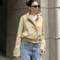 Jenny Jacke mit hohem Kragen und Reißverschluss
