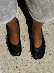 Bianca Spaltzehen-Mules aus veganem Leder