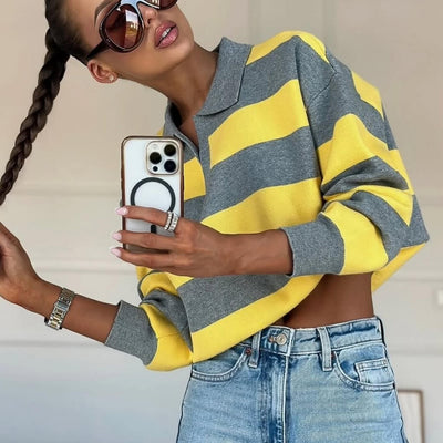 Una Gestreifter Strickpullover mit V-Ausschnitt