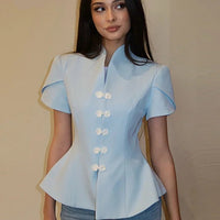 Bianca Bluse mit Knoten, Knopfleiste und Stehkragen